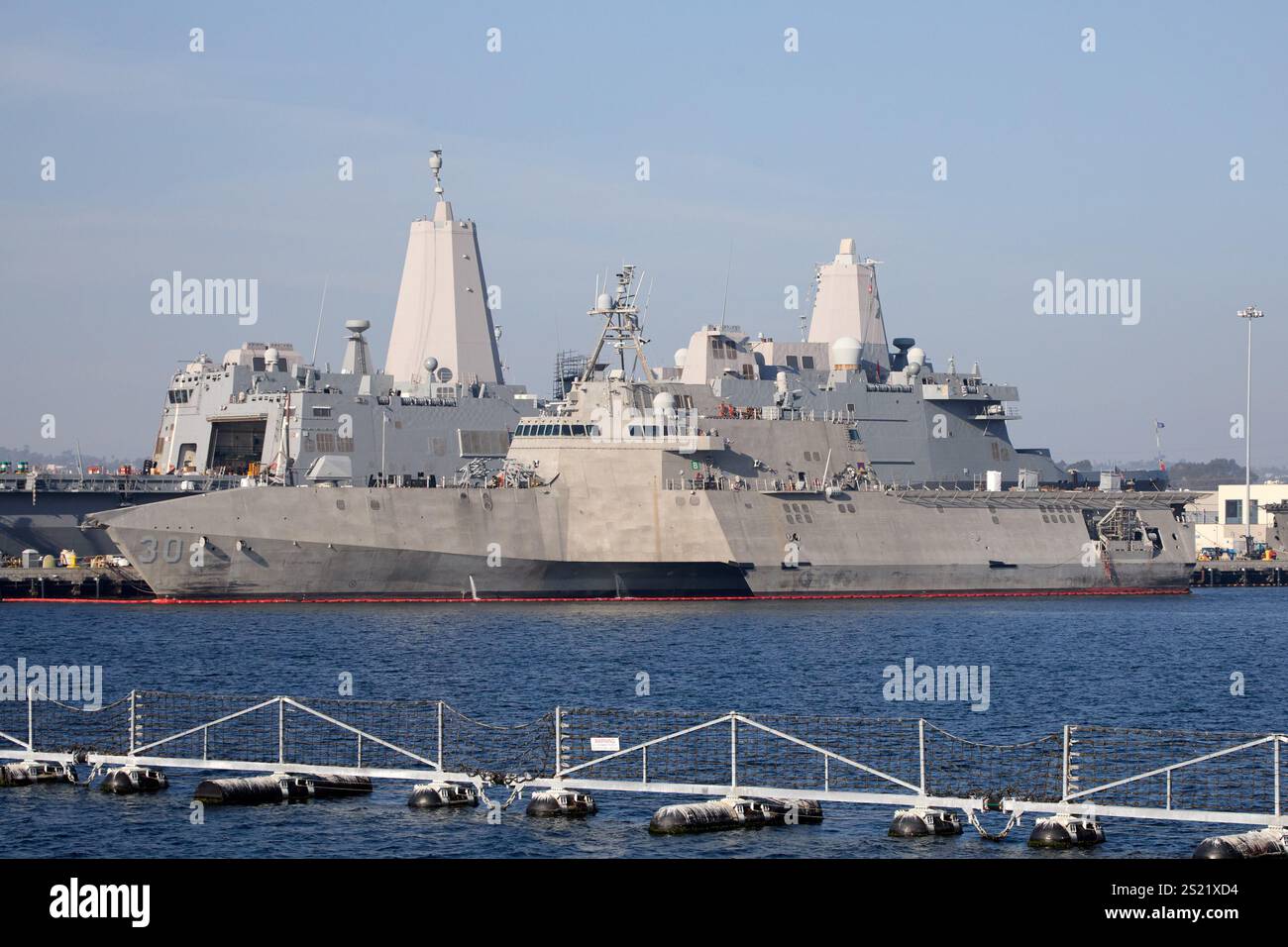 San Diego, Californie, États-Unis. 21 décembre 2024. L'USS Kansas City (LCS-22), un navire de combat littoral de classe Independence, est amarré devant l'USS Anchorage (LPD-23), un navire de transport amphibie de classe San Antonio, à la base navale de San Diego. Les conceptions contrastées soulignent la polyvalence de l'US Navy, avec le Kansas City construit pour les opérations côtières agiles et l'Anchorage conçu pour les missions amphibies soutenant les opérations du Marine corps. (Crédit image : © Ian L. Sitren/ZUMA Press Wire) USAGE ÉDITORIAL SEULEMENT! Non destiné à UN USAGE commercial ! Banque D'Images