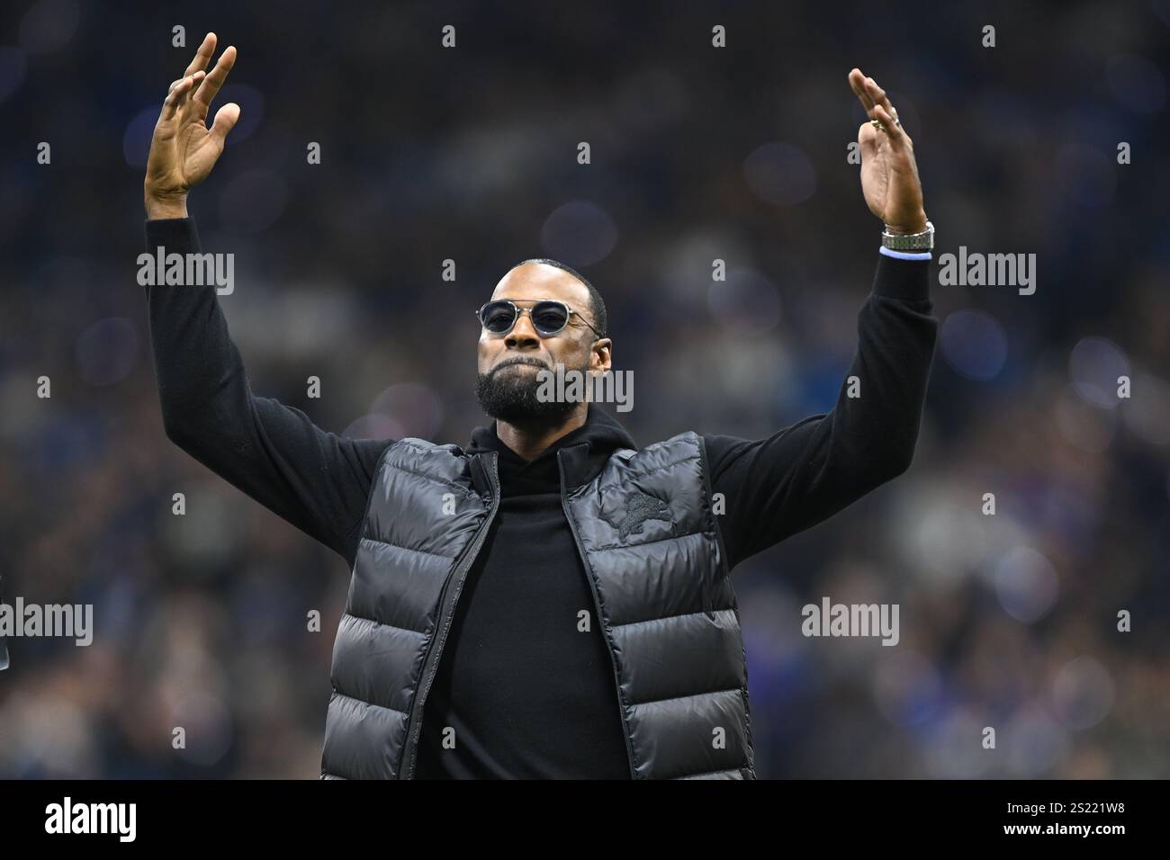 DETROIT, mi - 5 JANVIER : Calvin Johnson, ancien receveur des Lions de Détroit, hyper la foule dans un arrêt de jeu pendant le match entre les Vikings du Minnesota et les Lions de Détroit le 5 janvier 2025 au Ford Field à Detroit, mi (photo par Allan Dranberg/CSM) (crédit image : © Allan Dranberg/Cal Sport Media) crédit : Cal Sport Media/Alamy Live News Banque D'Images