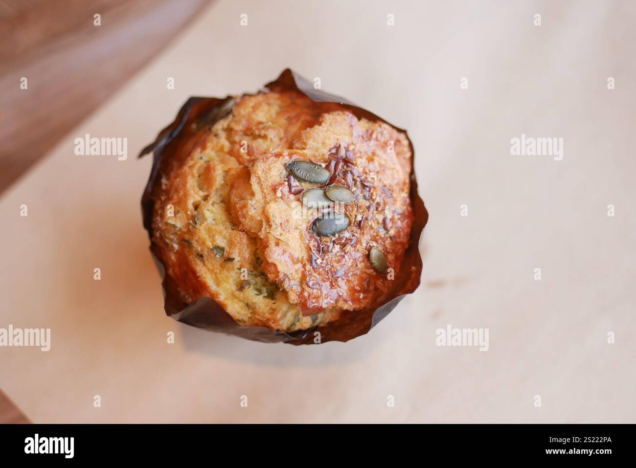 Savourez la délicieuse combinaison d'un savoureux muffin et d'une tasse de café à la vapeur Banque D'Images