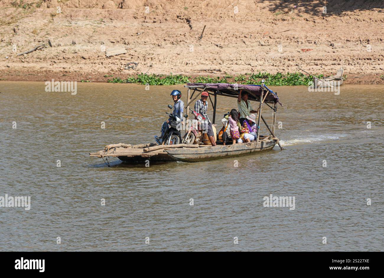 Fleuve Mékong, Cambodge. 05 janvier 2025 : un petit ferry rudimentaire ...
