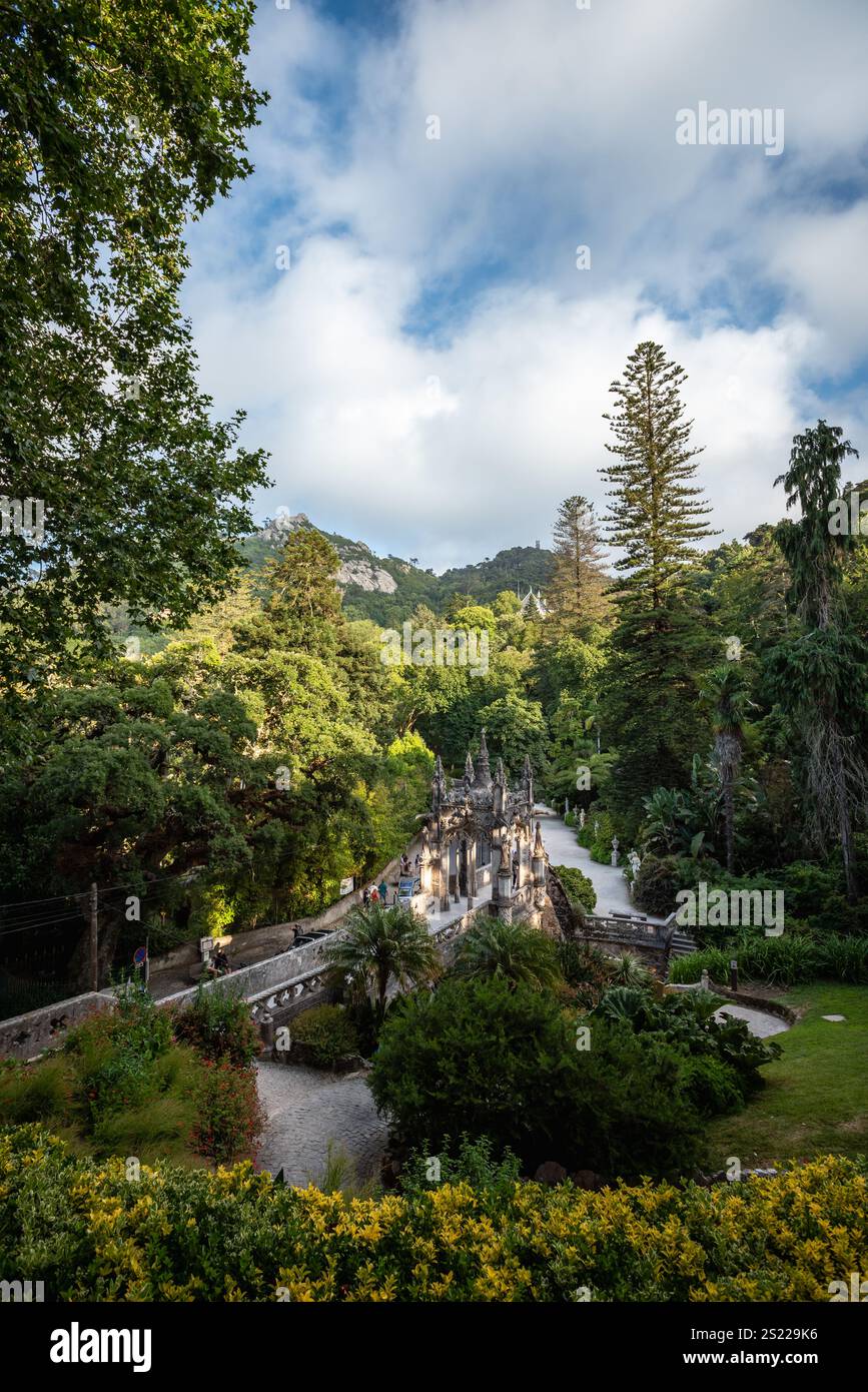 Jardins luxuriants et architecture néo-gothique à Quinta da Regaleira - Sintra, Portugal Banque D'Images