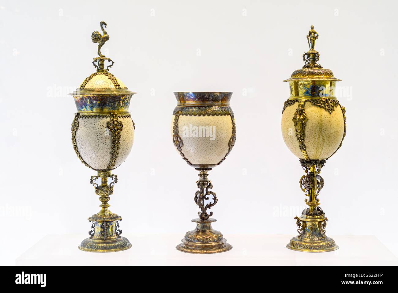 Trois verres à boire fabriqués à partir de coquilles d’œufs d’autruche, exposés au Musée des beaux-arts de l’Ontario (AGO). Banque D'Images