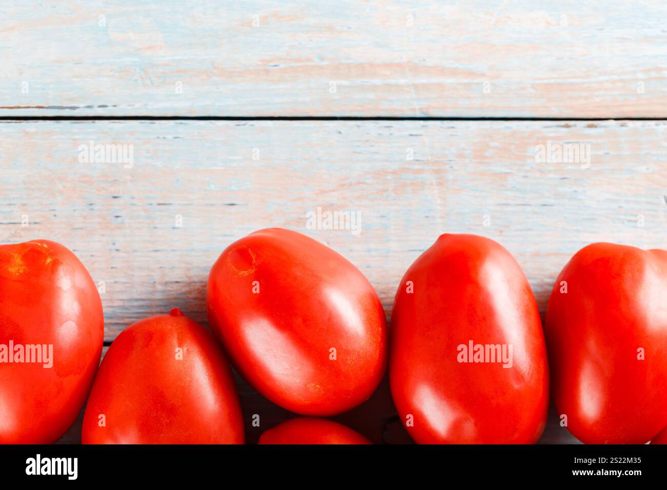 Tomates rouges vibrantes de récolte locale sur table en bois pour une cuisine végétarienne durable, espace copie Banque D'Images