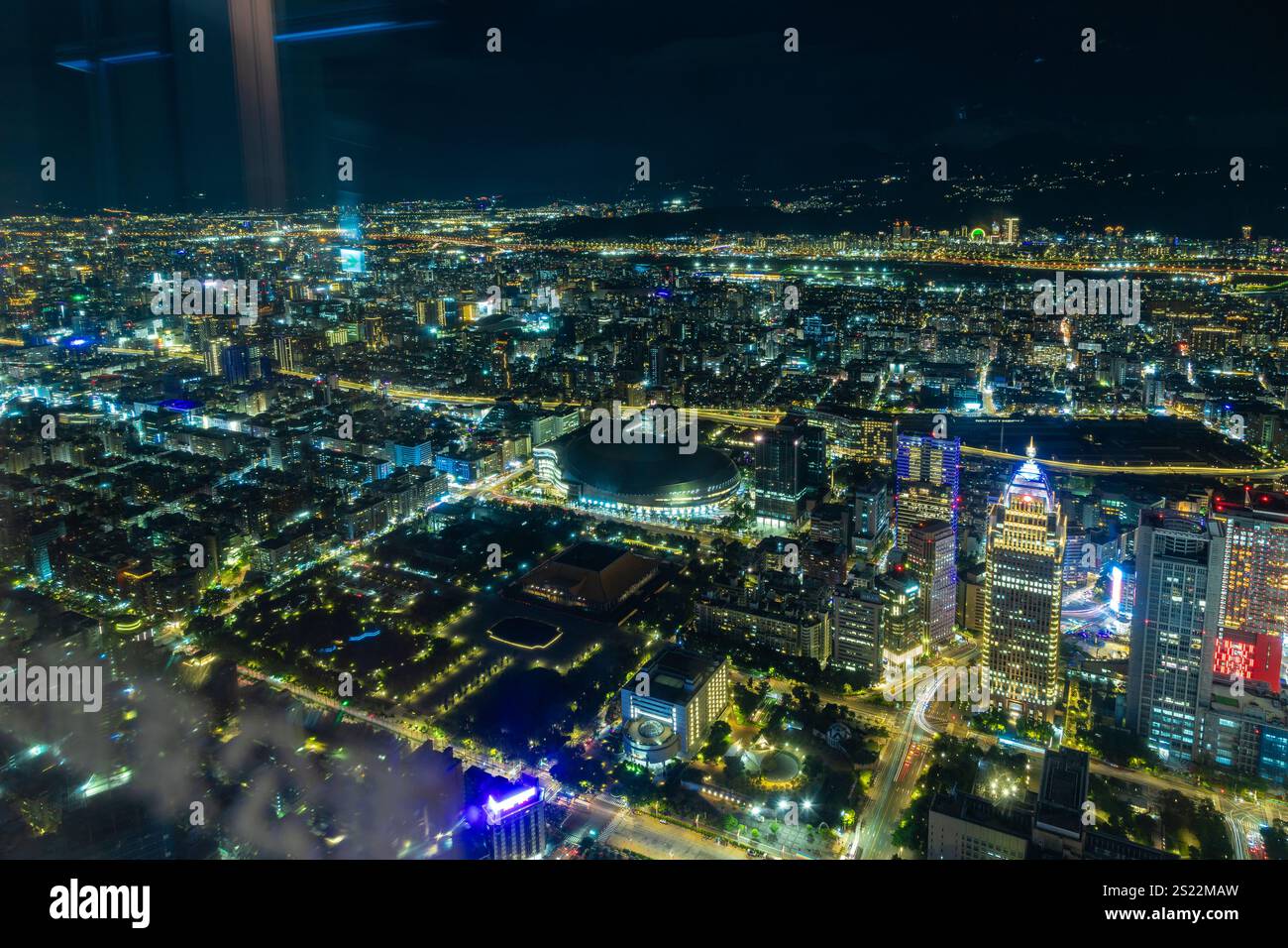 Vue sur la ligne d'horizon nocturne du Taipei vu depuis l'étage d'observation dans la tour Taipei 101. Un paysage urbain plein de rues illuminées et de bâtiments Banque D'Images