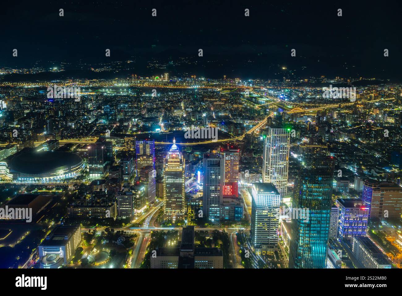 Vue sur la ligne d'horizon nocturne du Taipei vu depuis l'étage d'observation dans la tour Taipei 101. Un paysage urbain plein de rues illuminées et de bâtiments Banque D'Images