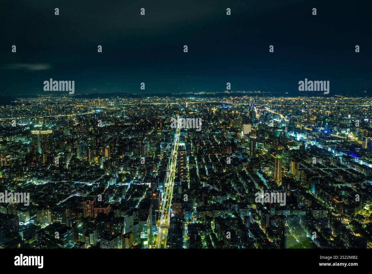 Vue sur la ligne d'horizon nocturne du Taipei vu depuis l'étage d'observation dans la tour Taipei 101. Un paysage urbain plein de rues illuminées et de bâtiments Banque D'Images