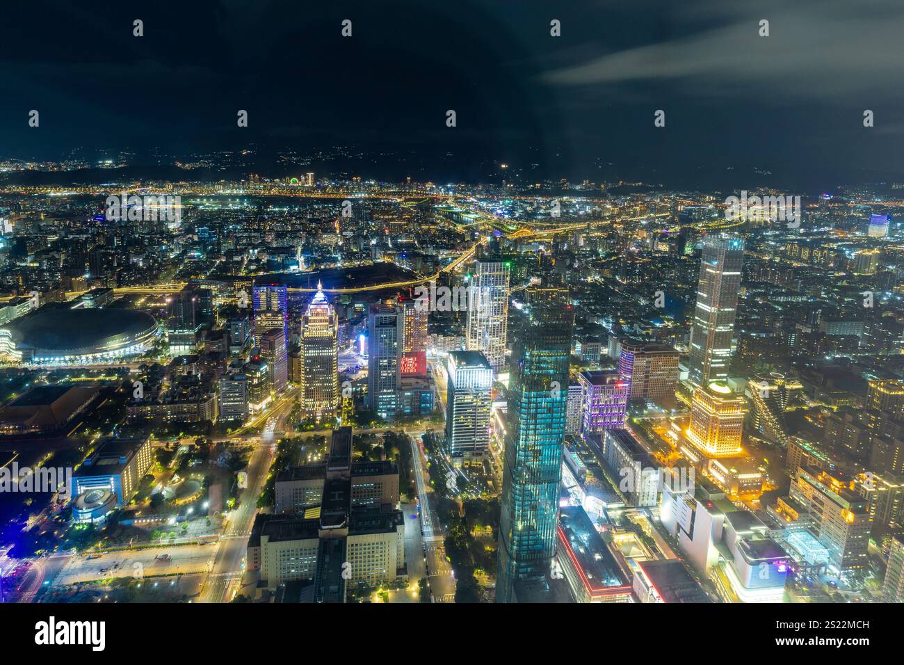 Vue sur la ligne d'horizon nocturne du Taipei vu depuis l'étage d'observation dans la tour Taipei 101. Un paysage urbain plein de rues illuminées et de bâtiments Banque D'Images