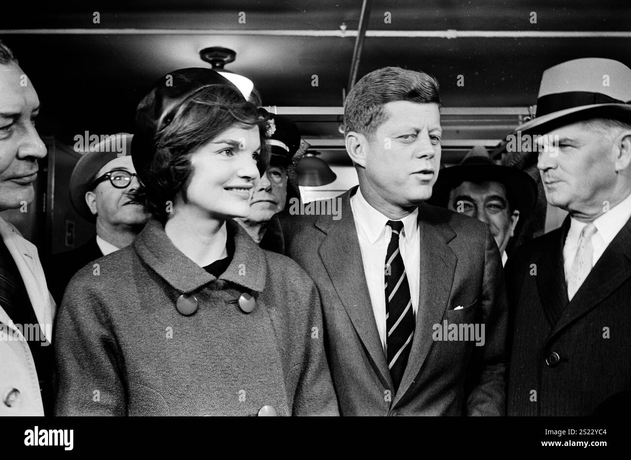 Le sénateur John F. Kennedy avec son épouse Jacqueline Kennedy, votant à Boston dans une bibliothèque publique, 1960 - photo de Trikosko Banque D'Images