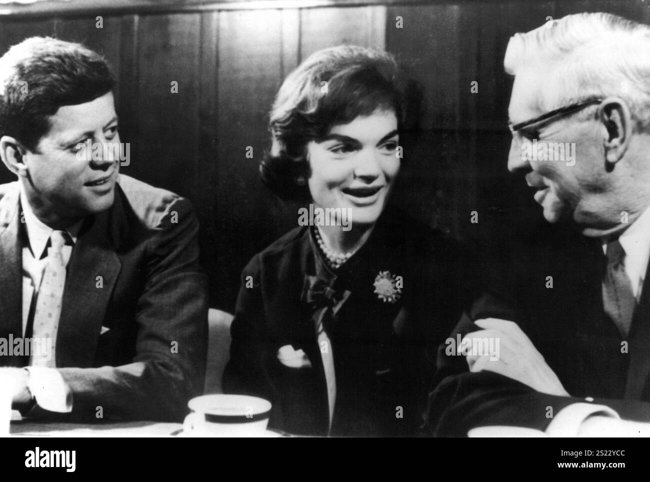 Le président John F. Kennedy, la première dame Jacqueline Kennedy Onassis et le sénateur Patrick V. McNamara, c 1962 Banque D'Images