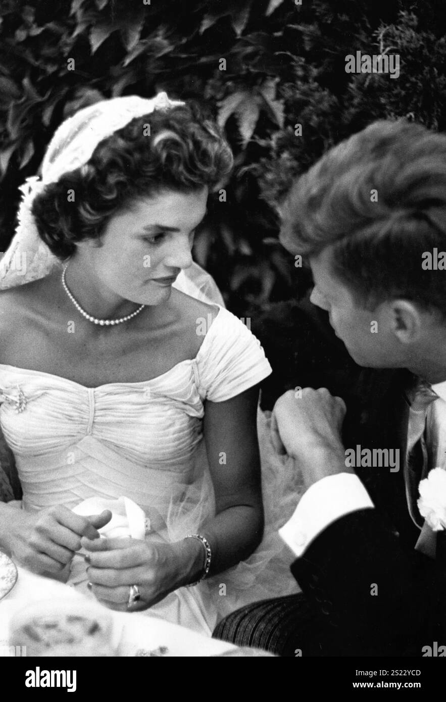 Jacqueline Bouvier Kennedy et John Kennedy parlant à leur réception de mariage, Newport, Rhode Island, 1953 - photo de Toni Frissell Banque D'Images