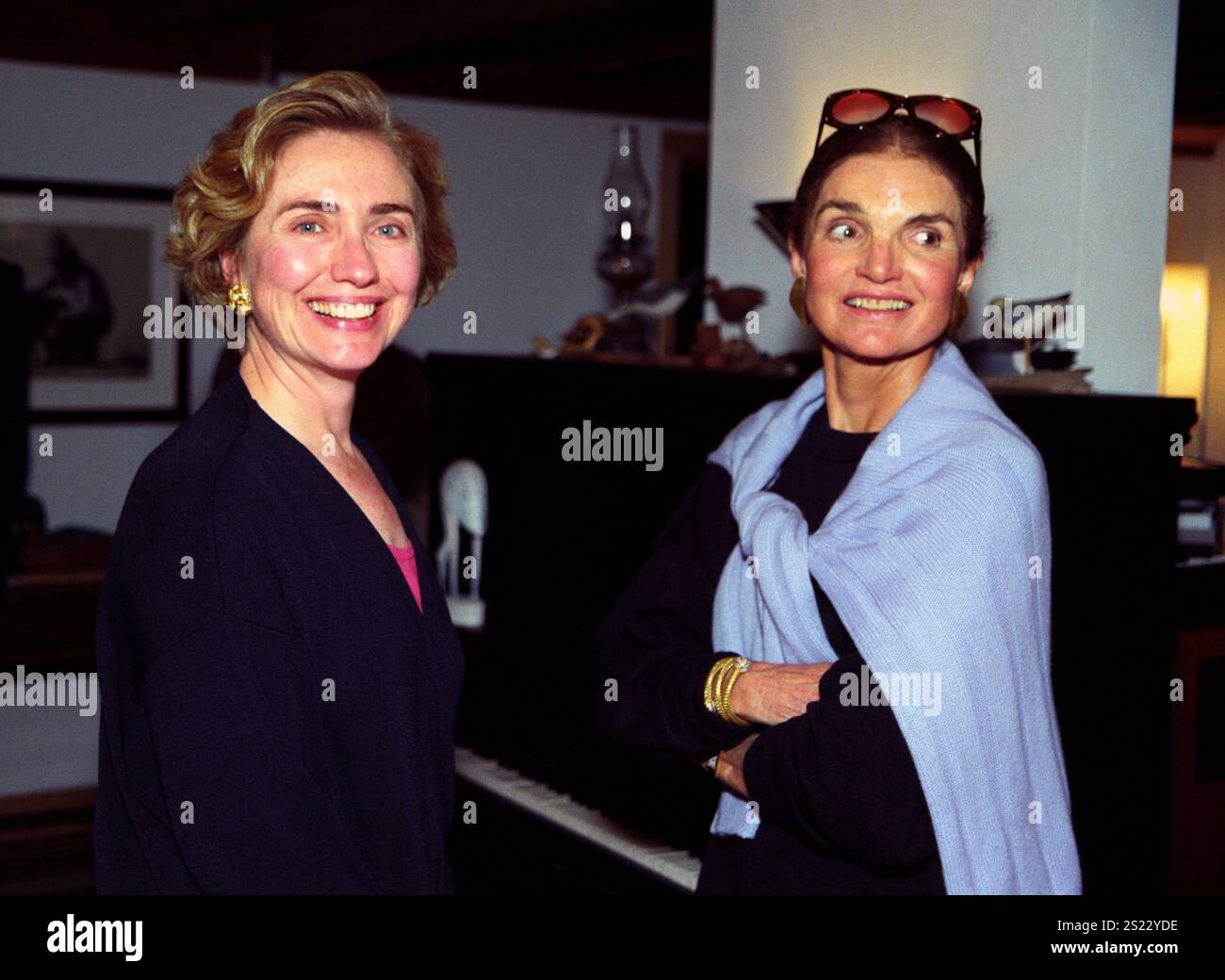 Hillary Rodham Clinton avec Jacqueline Kennedy Onassis lors d'une visite à Martha's Vineyard. Photographe Sharon Farmer, photo de la Maison Blanche - 24 août 1993 Banque D'Images
