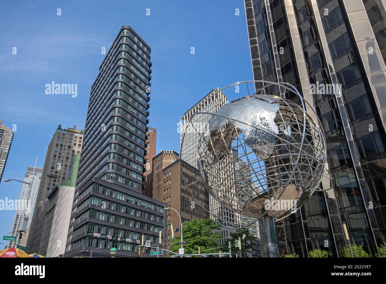 Columbus Circle Globe sculpture (par Kim Brandell en 1996) et gratte-ciel (à droite la Trump Tower) à Manhattan, New York, États-Unis Banque D'Images