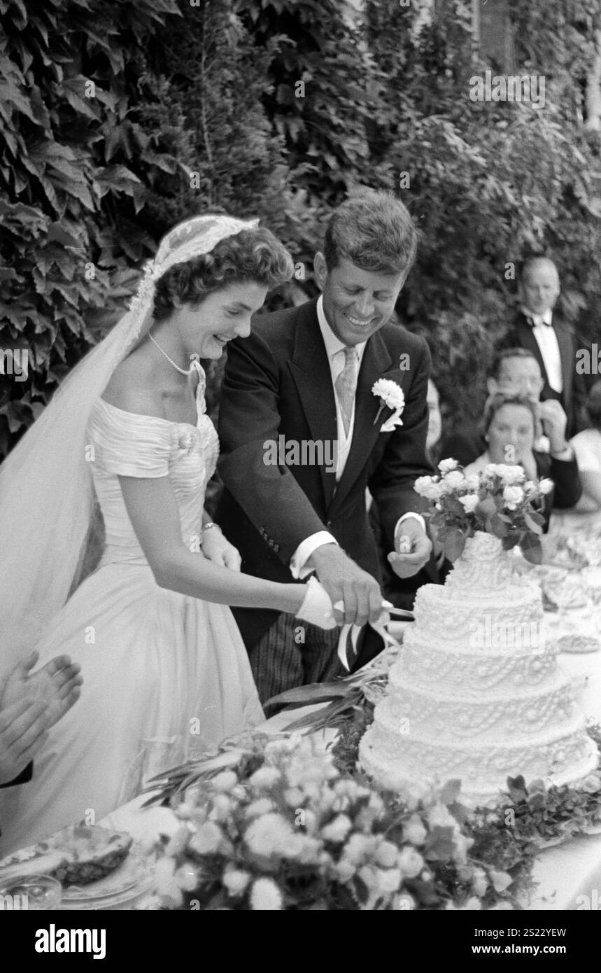 Jackie Bouvier Kennedy et John F. Kennedy coupant le gâteau à leur mariage, le 12 septembre 1953, Newport, Rhode Island - photo de Toni Frissell Banque D'Images