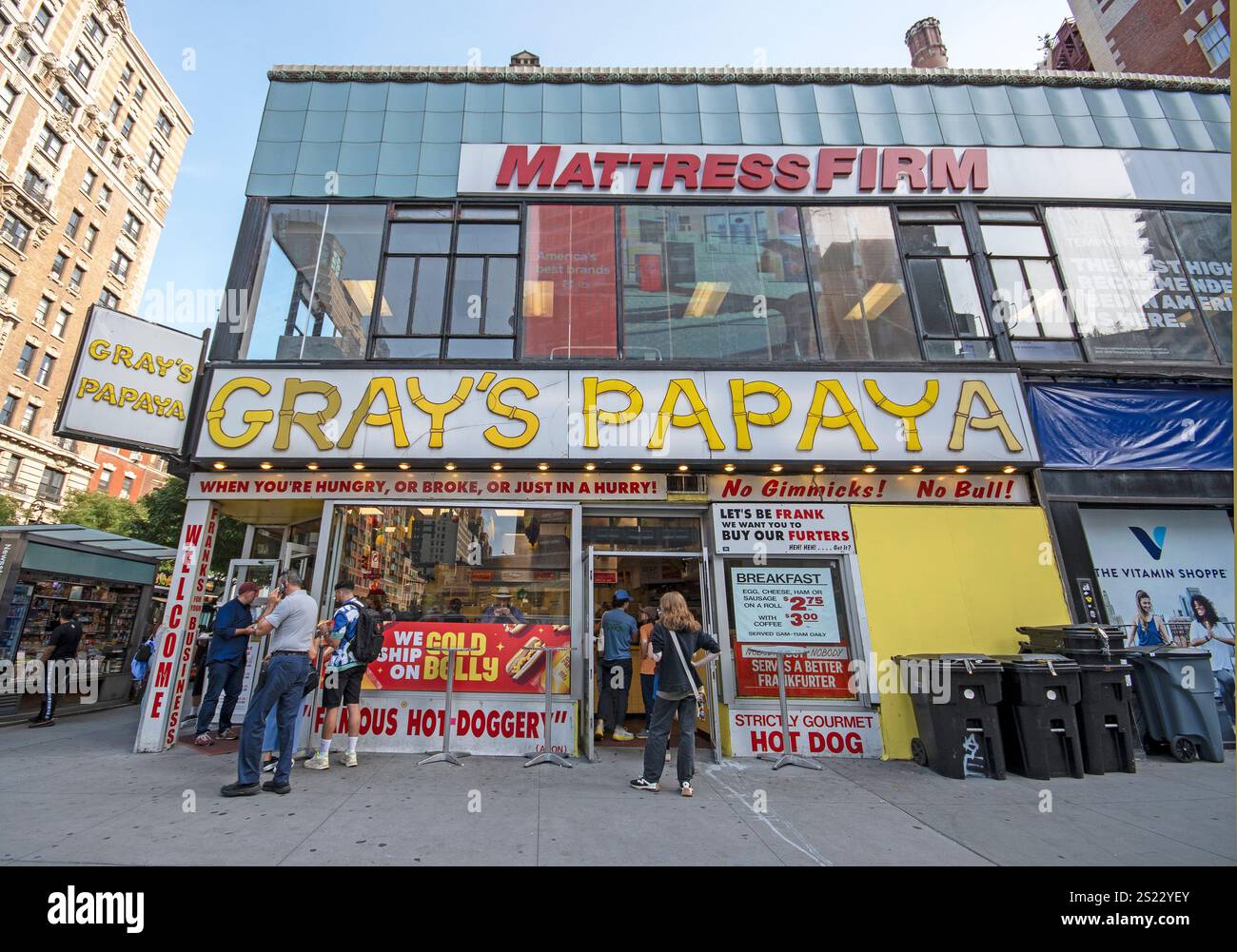 Le célèbre Gray's Papaya Hot Dogery, Manhattan, New York City, États-Unis Banque D'Images