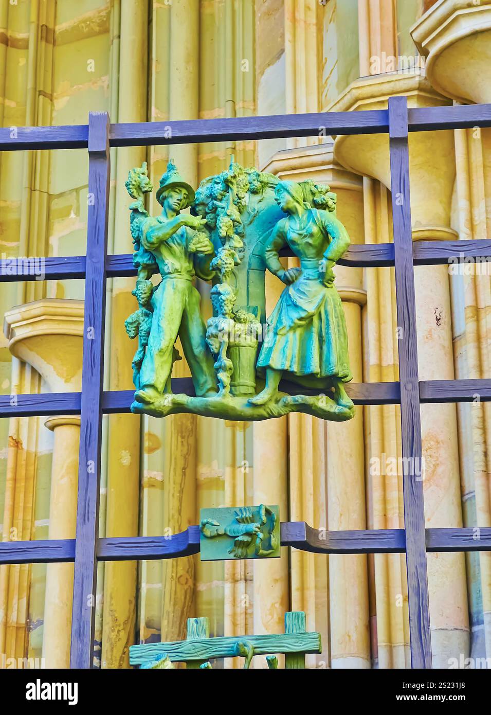 La petite figure Art Déco, représentant le signe du cancer du Zodiaque sur la clôture de la porte d'Or de la cathédrale St Vitus, Prague, Tchéquie Banque D'Images