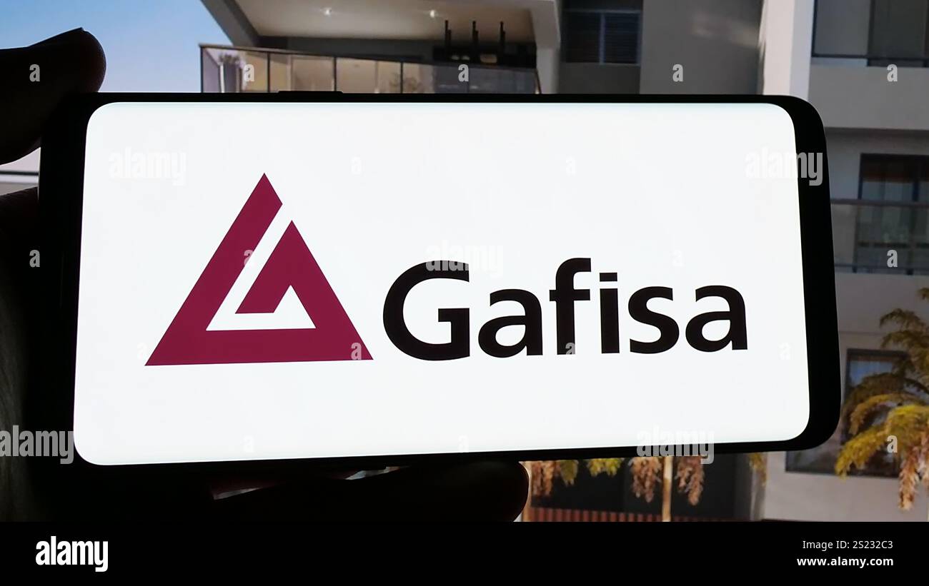 16 décembre 2024, Allemagne : dans cette illustration photo, une personne tient un téléphone portable avec le logo de la société immobilière brésilienne Gafisa sa sur l'écran devant le site Web. (Crédit image : © timon Schneider/SOPA images via ZUMA Press Wire) USAGE ÉDITORIAL SEULEMENT ! Non destiné à UN USAGE commercial ! Banque D'Images