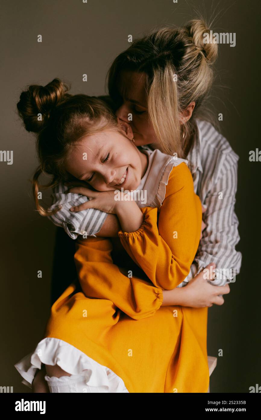 Maman et fille s'embrassant et riant Banque D'Images