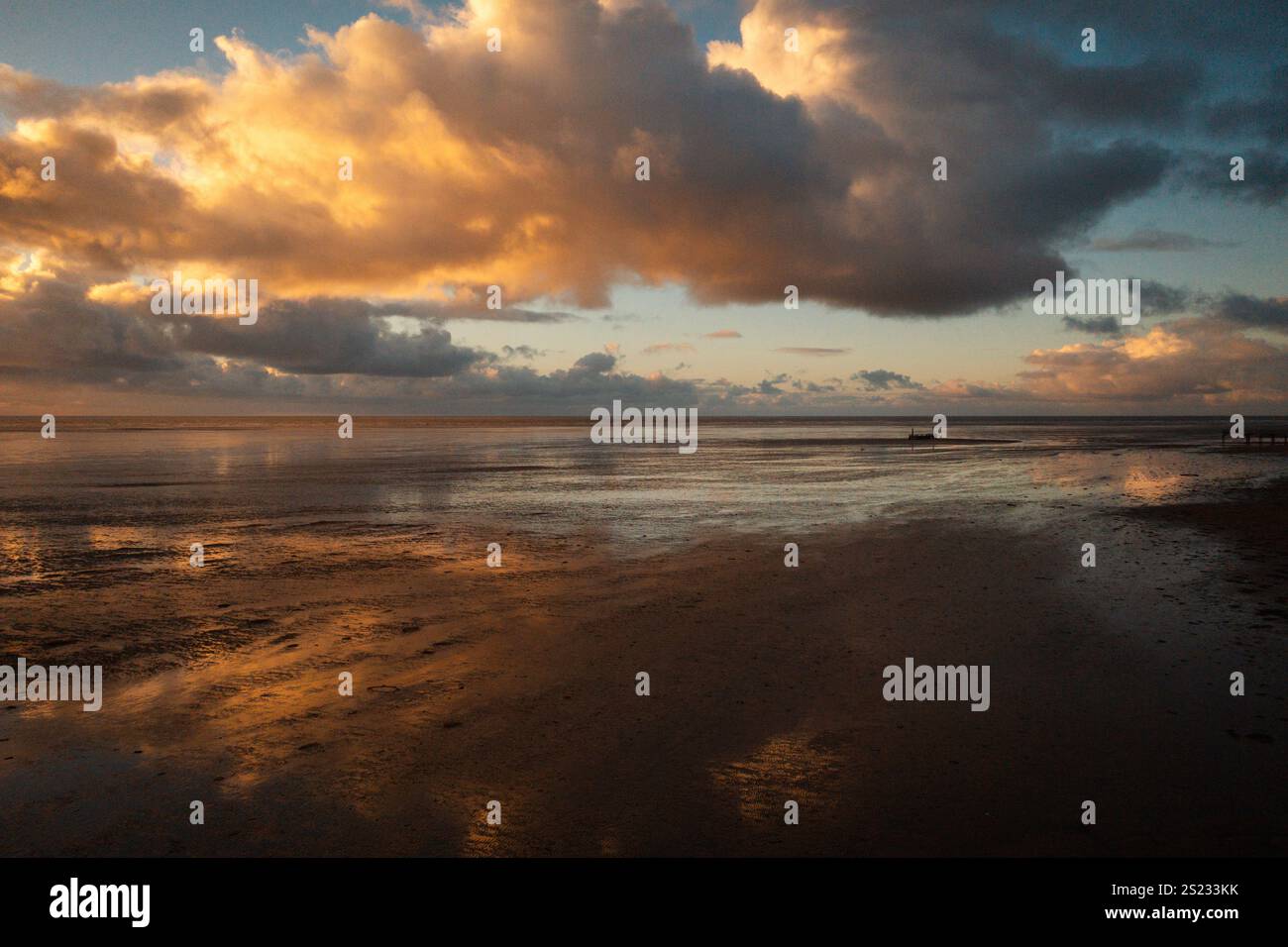 Plage marchant au coucher du soleil. Banque D'Images