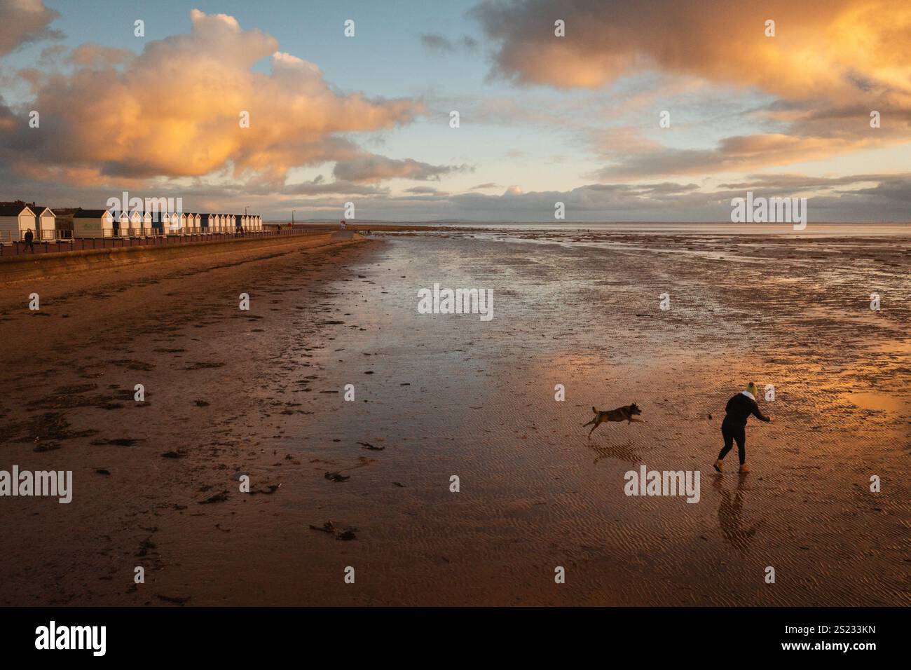 Plage marchant au coucher du soleil. Banque D'Images