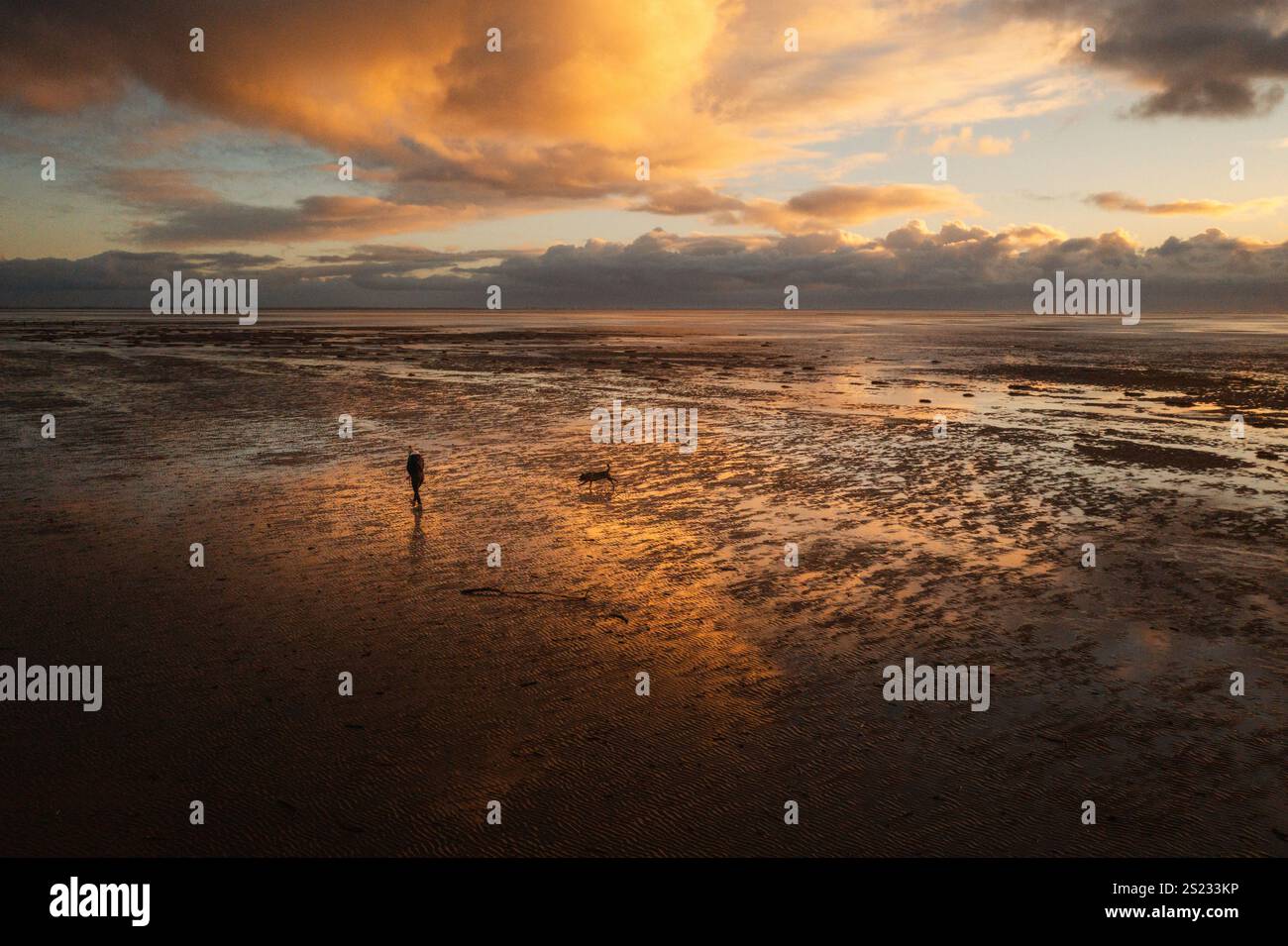 Plage marchant au coucher du soleil. Banque D'Images