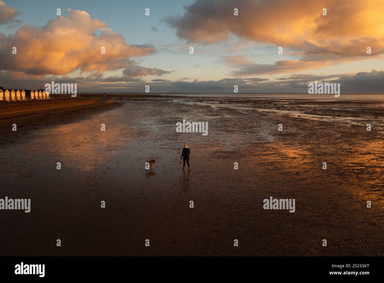 Plage marchant au coucher du soleil. Banque D'Images
