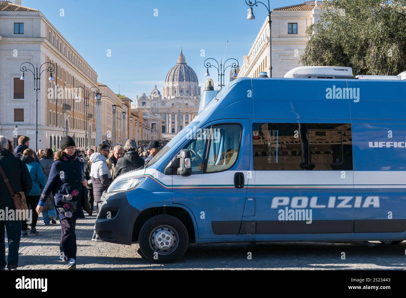 Des patrouilles d'application de la loi assurent la place Pierre pendant le Jubilé 2025, assurant la sécurité des foules de pèlerins, visiteurs, événements en cours. Rome, Italie Banque D'Images