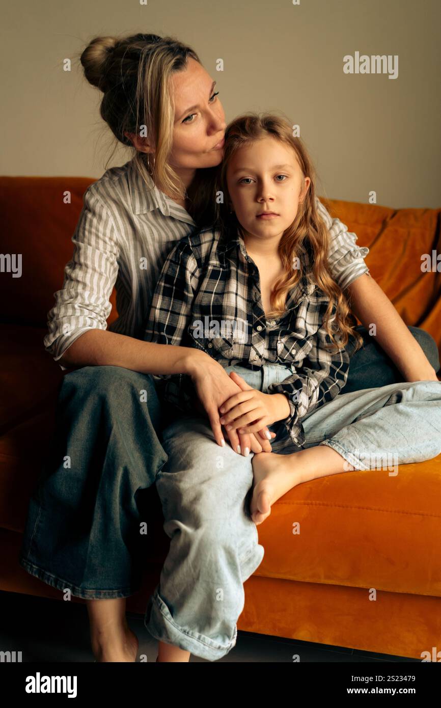 Maman et fille serrées à la maison Banque D'Images