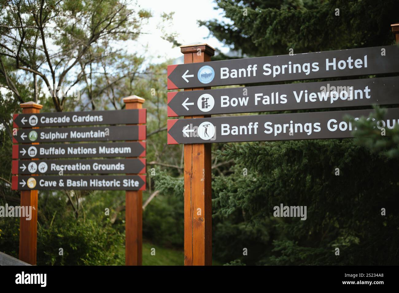 Banff, Alberta, Canada - 25 août 2024 : panneaux pour les attractions de Banff Banque D'Images