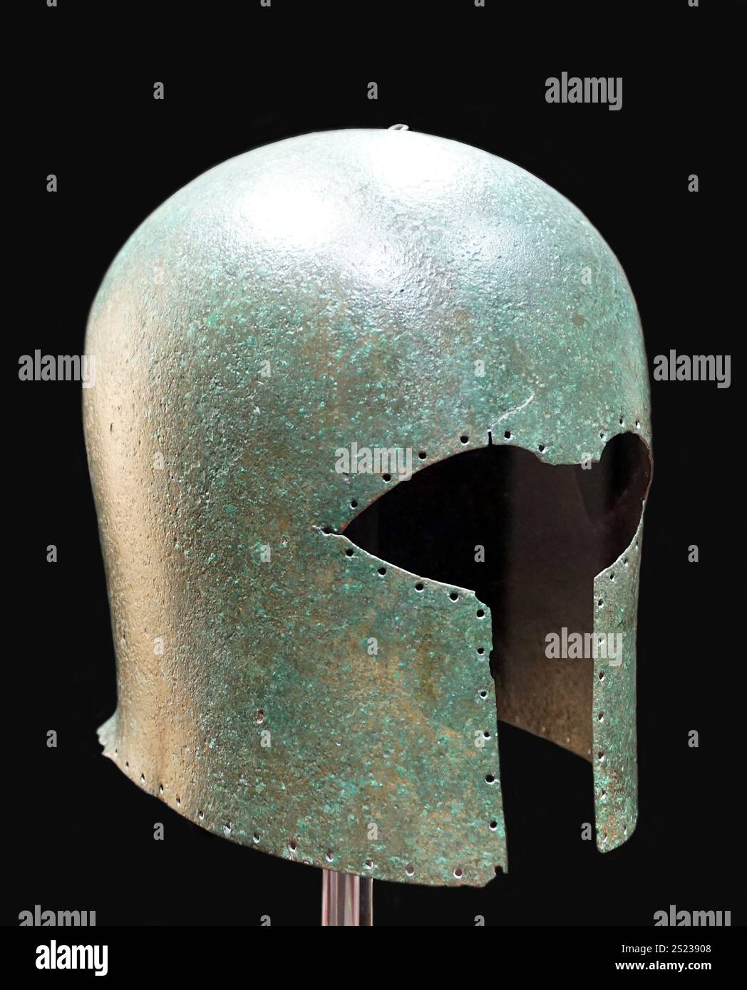 Casque grec, bronze, rivière Guadalete, début du VIIe siècle après JC. Casque corinthien de Guadalete. Banque D'Images