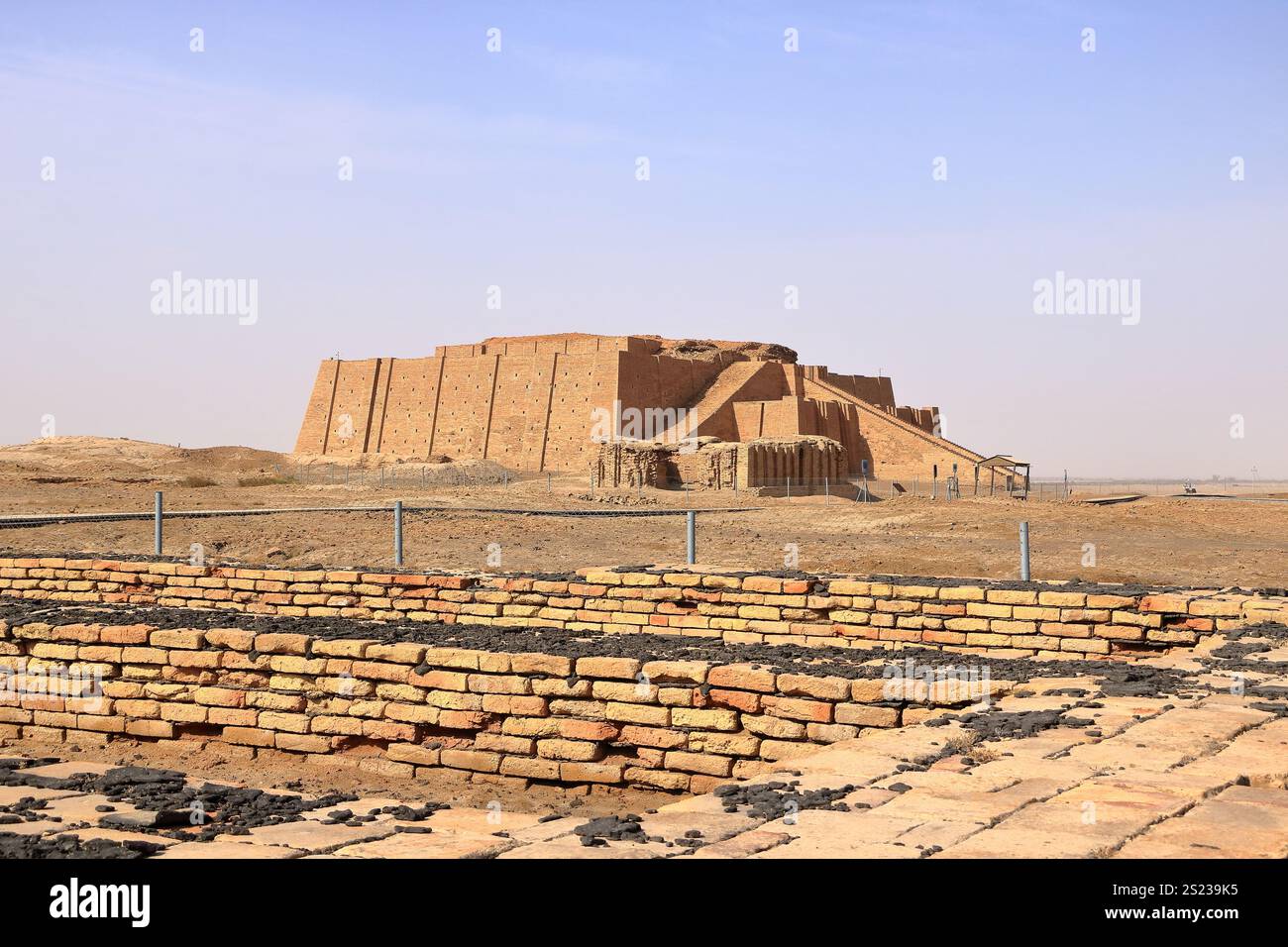 Le ziggourat restauré dans l'ancien Ur, temple sumérien, Irak Banque D'Images