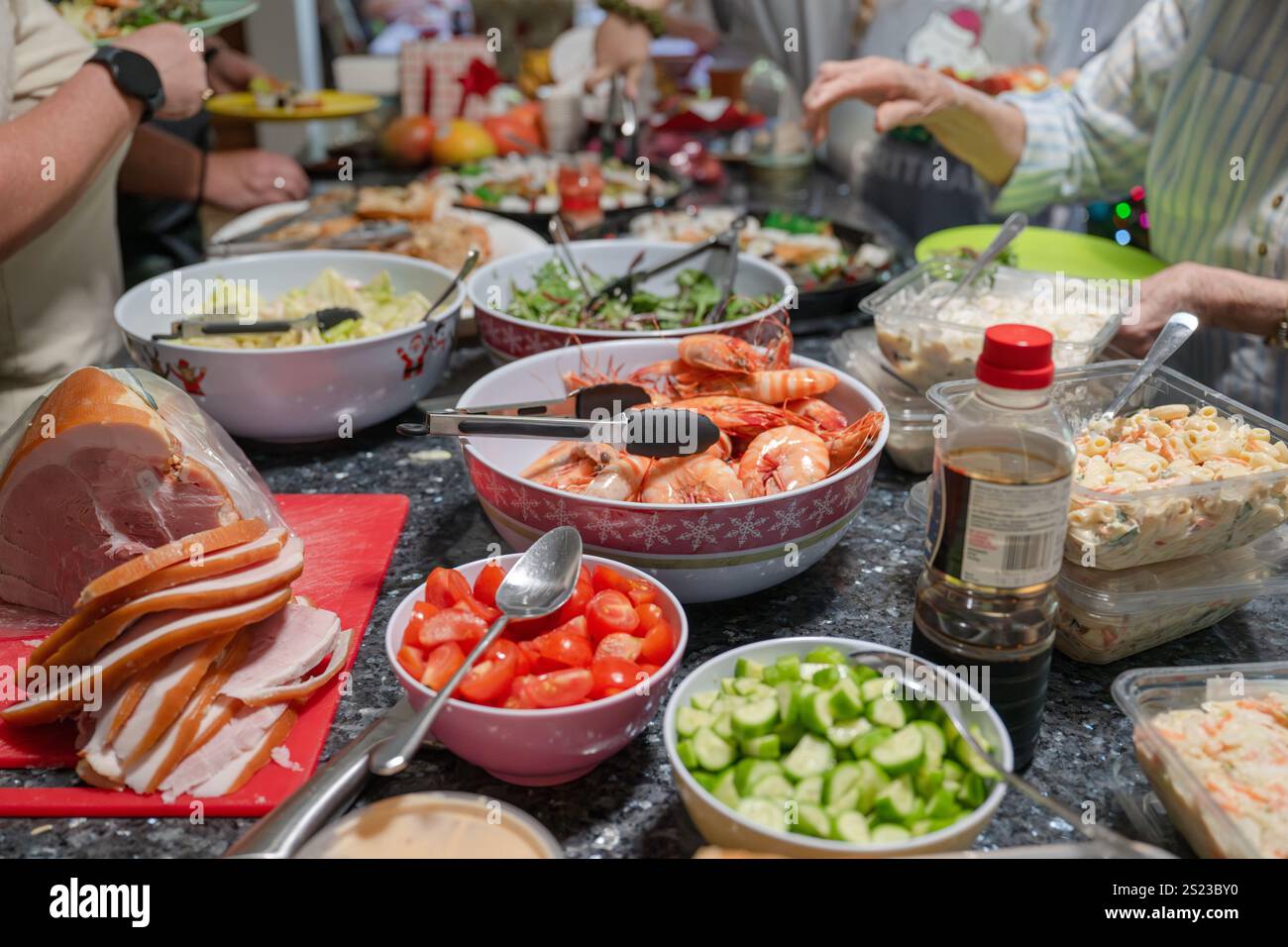 Déjeuner de Noël, fête de la cuisine familiale australienne, buffet de salades de crevettes de fruits de mer, fête maison authentique Banque D'Images