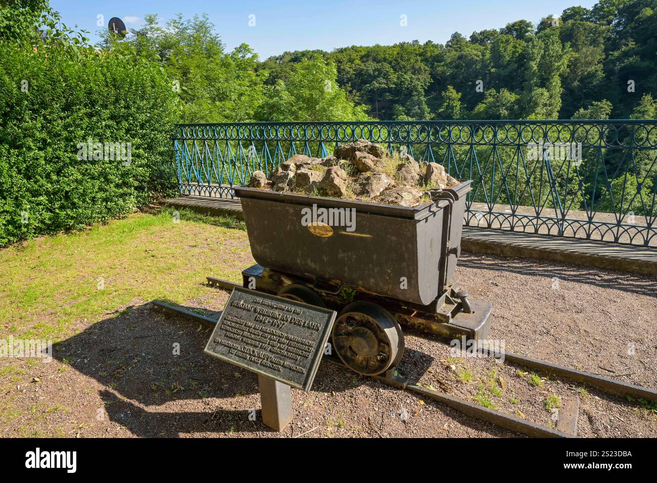 Lore zur Erinnerung an das ehemalige Bergamt, Berliner Pankgrafen-Platz, Mauerstraße, Weilburg, Landkreis Limburg-Weilburg, Hessen, Deutschland *** Lore en mémoire de l'ancien bureau minier, Berliner Pankgrafen Platz, Mauerstraße, Weilburg, district de Limburg Weilburg, Hesse, Allemagne Banque D'Images