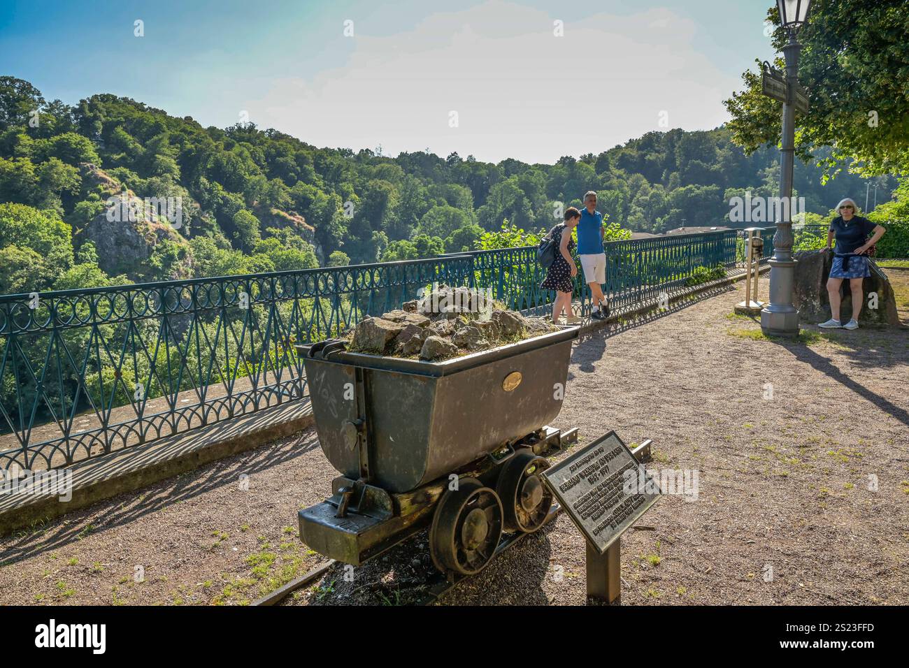 Lore zur Erinnerung an das ehemalige Bergamt, Berliner Pankgrafen-Platz, Mauerstraße, Weilburg, Landkreis Limburg-Weilburg, Hessen, Deutschland *** Lore en mémoire de l'ancien bureau minier, Berliner Pankgrafen Platz, Mauerstraße, Weilburg, district de Limburg Weilburg, Hesse, Allemagne Banque D'Images