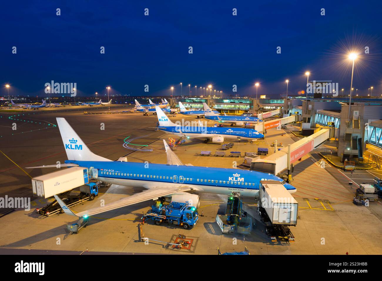 Schiphol, pays-Bas - Aéroport d'Amsterdam Schiphol (Luchthaven Schiphol) la nuit. En face aux blocs un Boeing 737 de KL Banque D'Images