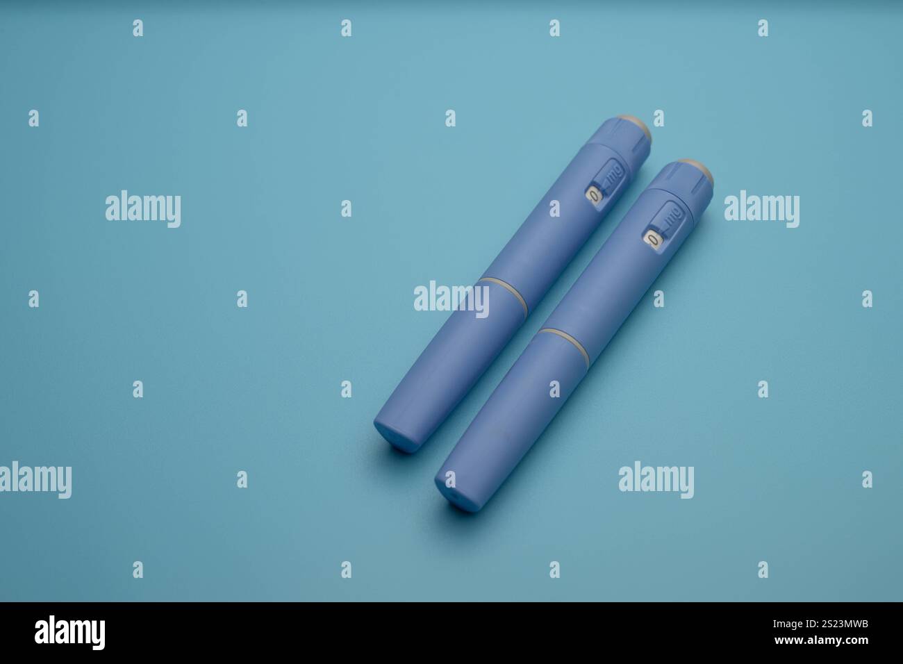 Zwei blaue Injektionspens auf blauem Hintergrund , Deutschland, 06.01.2025, Zwei blaue Injektionspens liegen auf einem minimalistischen, blauen Hintergrund. Symbole für moderne medizinische Technologien und Gesundheitslösungen. *** Deux stylos d'injection bleus sur fond bleu , Allemagne, 06 01 2025, deux stylos d'injection bleus sur fond bleu minimaliste symbole pour les technologies médicales modernes et les solutions de soins de santé Banque D'Images