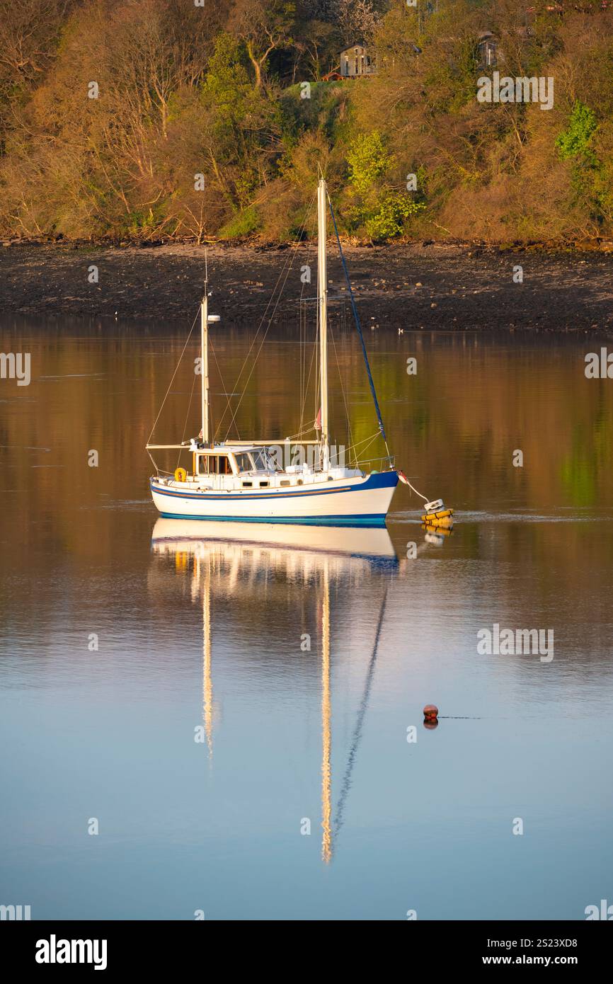 Voilier sur le détroit de Menai entre Anglesey et le pays de Galles continental. Banque D'Images