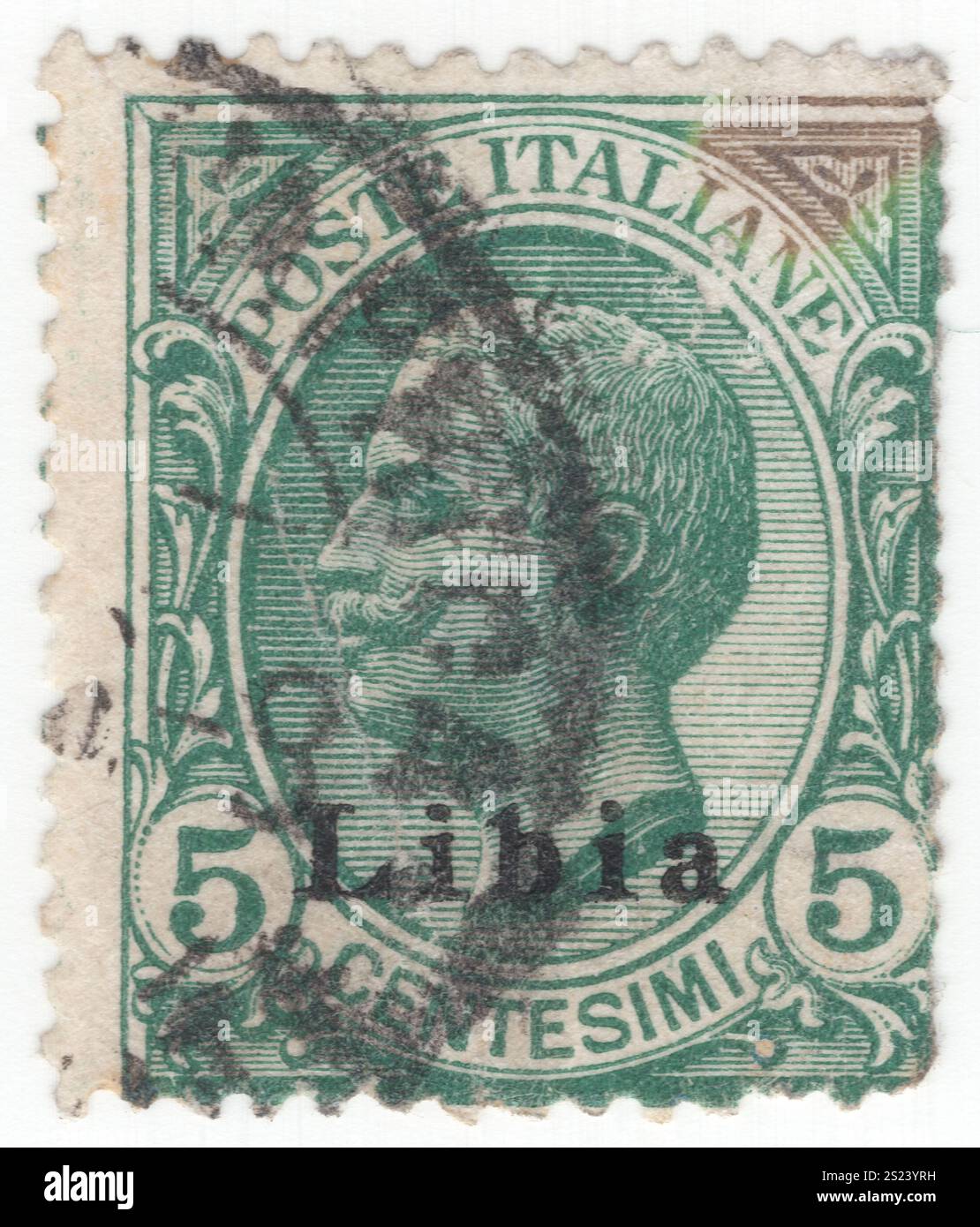 LIBYE - 1912 décembre : timbre-poste vert à 5 centesimo de l'administration italienne représentant le portrait du roi Victor Emmanuel III courant italien (1912) surimprimé en noir. État de Libye, est un pays de la région du Maghreb en Afrique du Nord. Elle borde la mer Méditerranée au nord, l'Égypte à l'est, le Soudan au sud-est, le Tchad au sud, le Niger au sud-ouest, l'Algérie à l'ouest et la Tunisie au nord-ouest. La Libye comprend trois régions historiques : la Tripolitaine, le Fezzan et la Cyrénaïque Banque D'Images