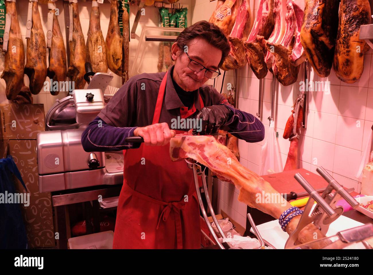 Schinken Madrid, 24.12.2024, Metzgerei mit verschiedenen Jamon-Keulen. Schinken schneiden für das Weihnachtsessen. Madrid Malasana autonome Gemeinschaft Madrid Spanien *** Ham Madrid, 24 12 2024 boucherie avec différentes jambes Jamon jambon coupé pour le dîner de Noël Madrid Malasana Communauté autonome de Madrid Espagne Banque D'Images