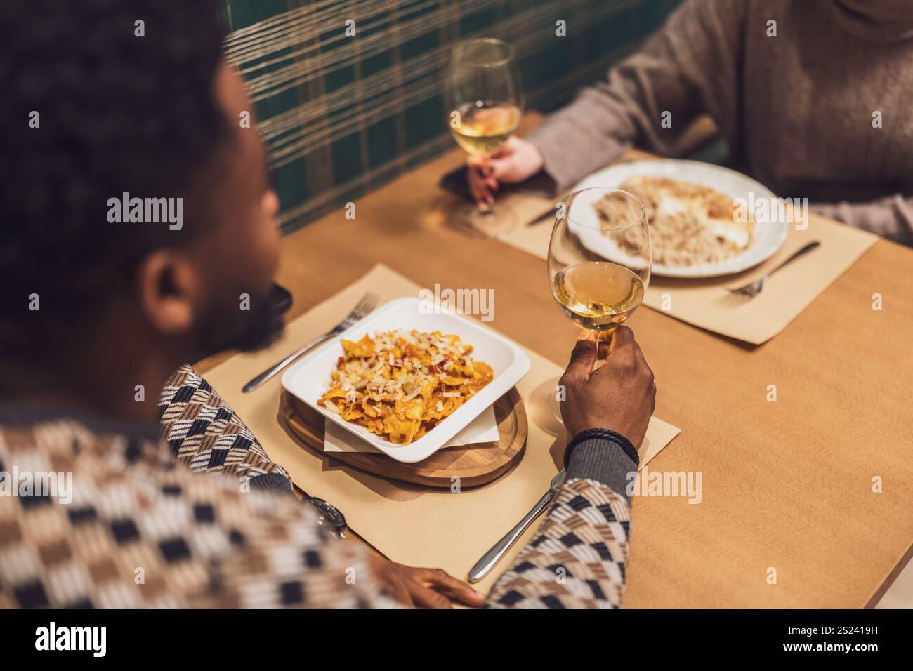 Gros plan de la nourriture sur la table dans le restaurant. Couple profite de leur dîner. Banque D'Images