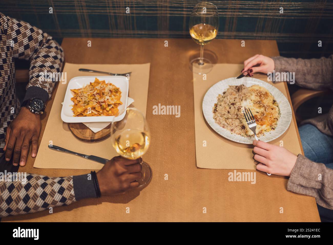 Gros plan de la nourriture sur la table dans le restaurant. Couple profite de leur dîner. Banque D'Images