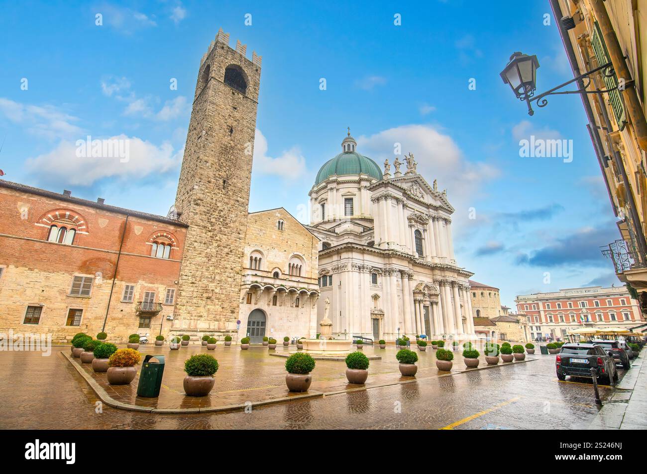 Brescia, Italie. Cathédrale Santa Maria Assunta ou Duomo Nuovo et Duomo Vecchio la Rotonda sur la Piazza Paolo VI avec Torre del pegol Banque D'Images
