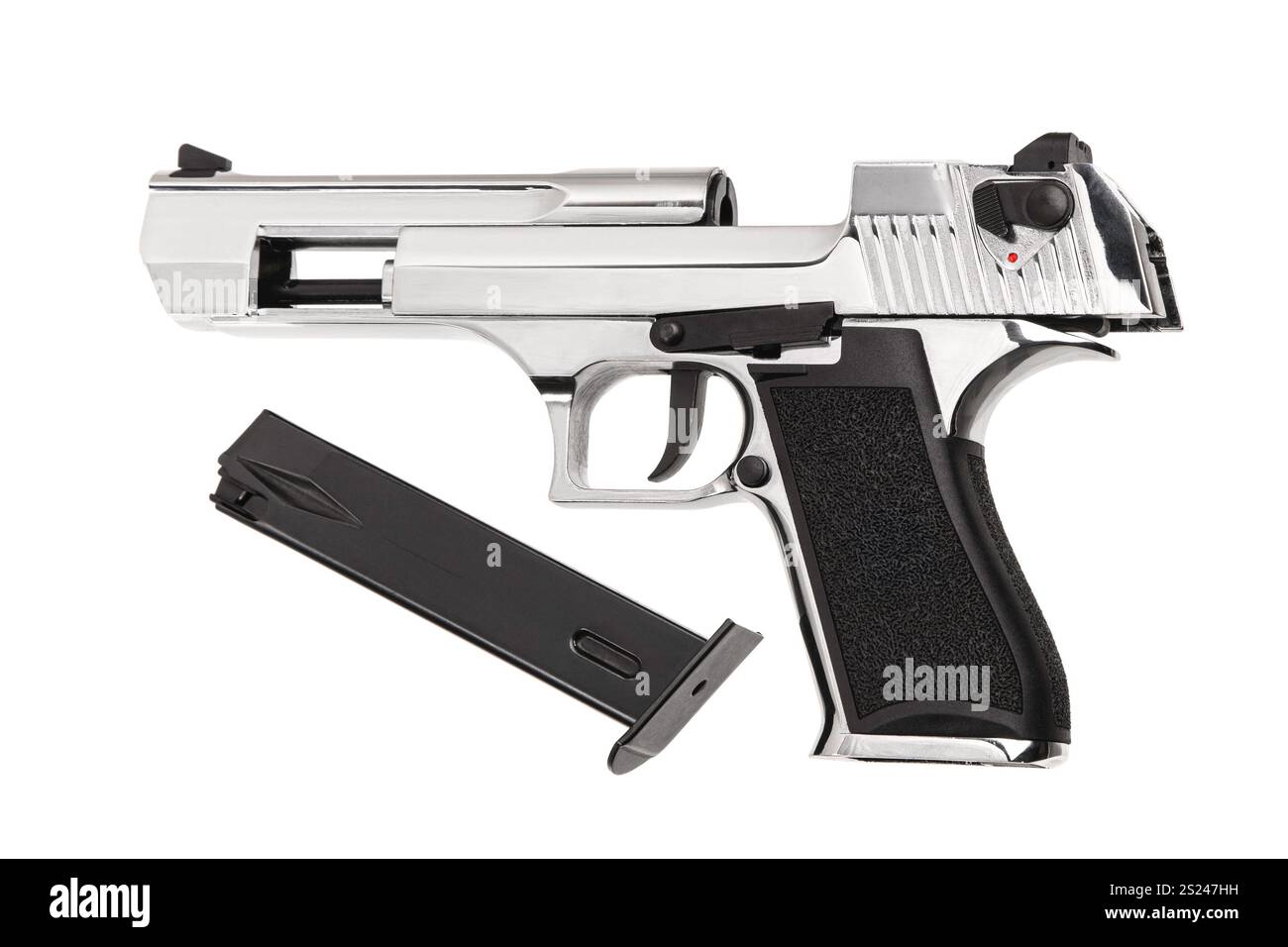 Pistolet semi-automatique chromé avec poignée texturée noire et chargeur détaché, isolé sur fond blanc. Banque D'Images