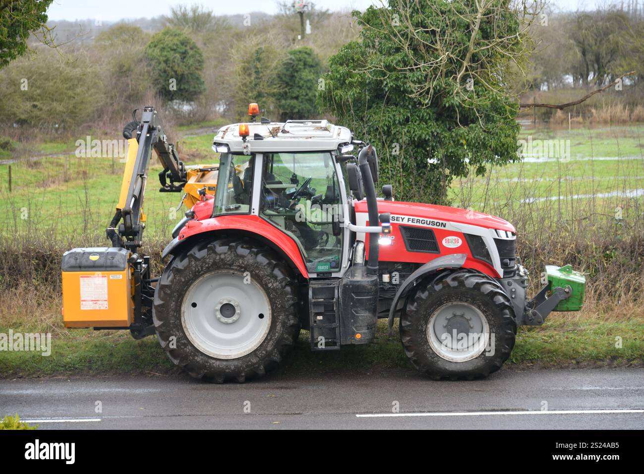 Tracteur Massey Ferguson MF7S.210 avec taille-haie Banque D'Images