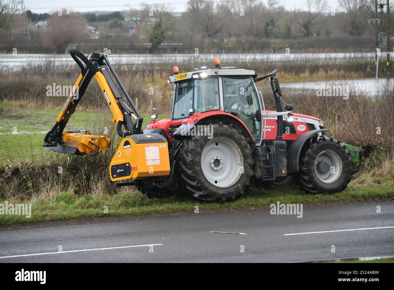 Tracteur Massey Ferguson MF7S.210 avec taille-haie Banque D'Images