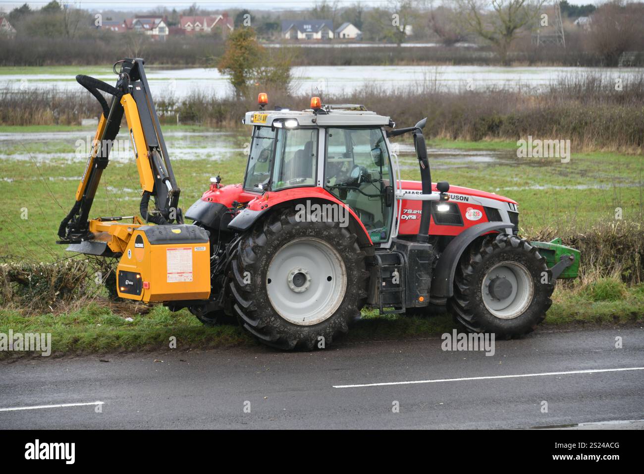 Tracteur Massey Ferguson MF7S.210 avec taille-haie Banque D'Images