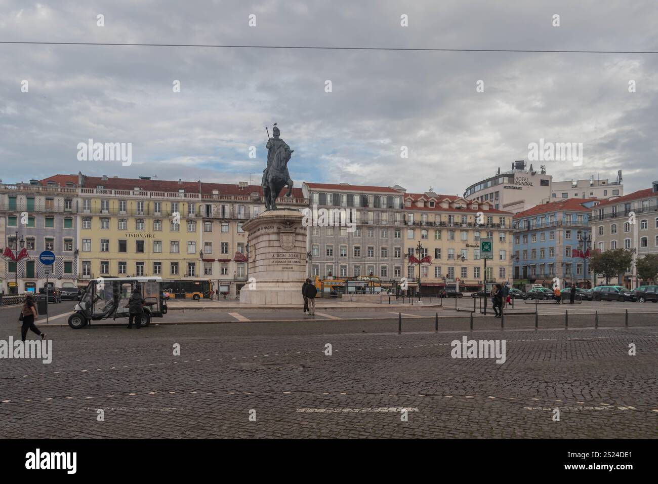 Lisbona, Portogallo - Praça a Figueira, nel centro di Lisbona, al centro si trova la statua equestre di D. João I Banque D'Images