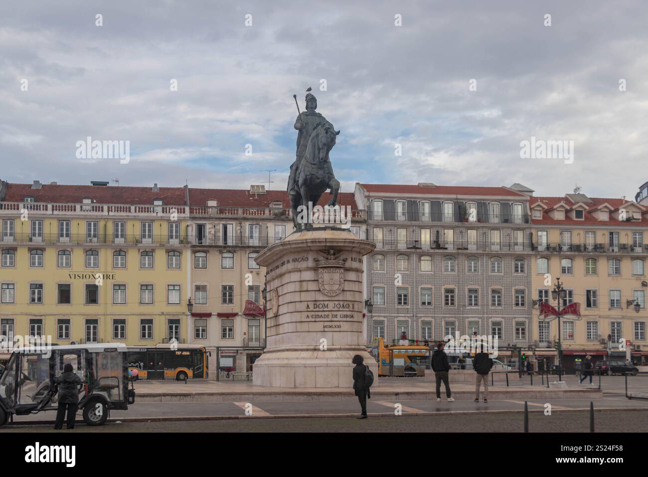 Lisbona, Portogallo - Praça a Figueira, nel centro di Lisbona, al centro si trova la statua equestre di D. João I. Banque D'Images