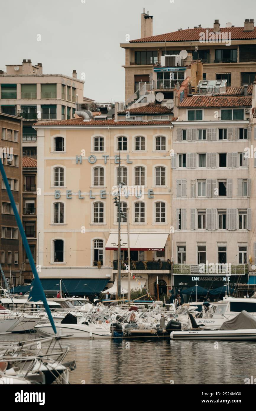 Une scène pittoresque en bord de mer à Marseille, dans le sud de la France, avec l'historique 'Hôtel Bellevue' et entourant le Vieux port et la marina. Banque D'Images