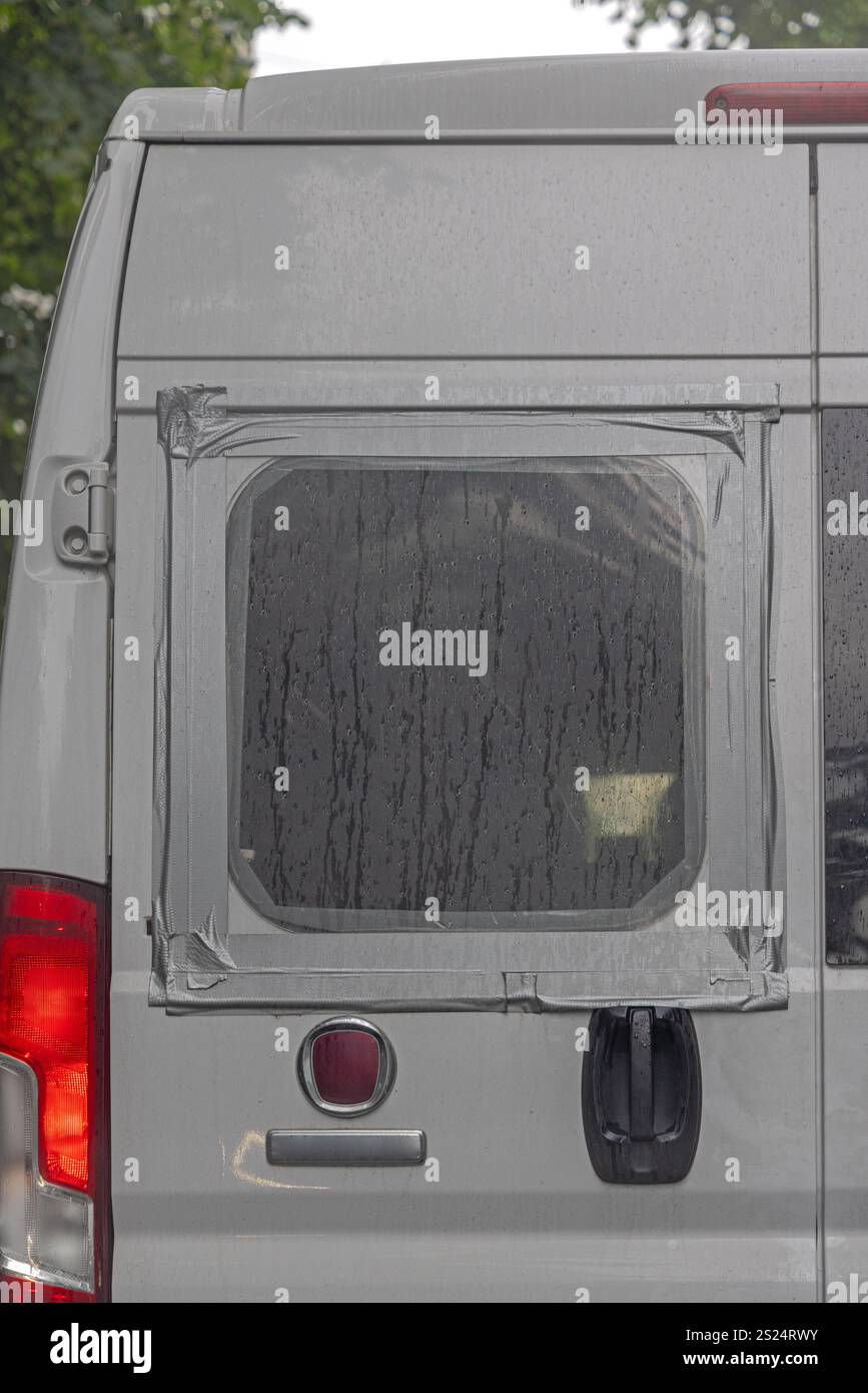 Camionnette arrière brisée argentée recouverte de plastique et de ruban adhésif Banque D'Images