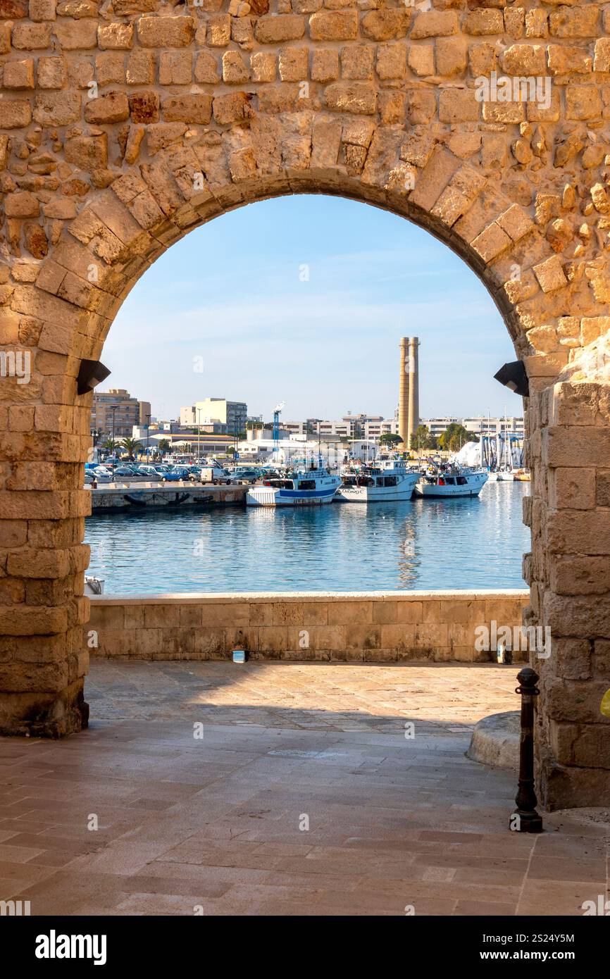 Une vue depuis le centre historique de Monopoli, Italie, surplombant les quais modernes Banque D'Images